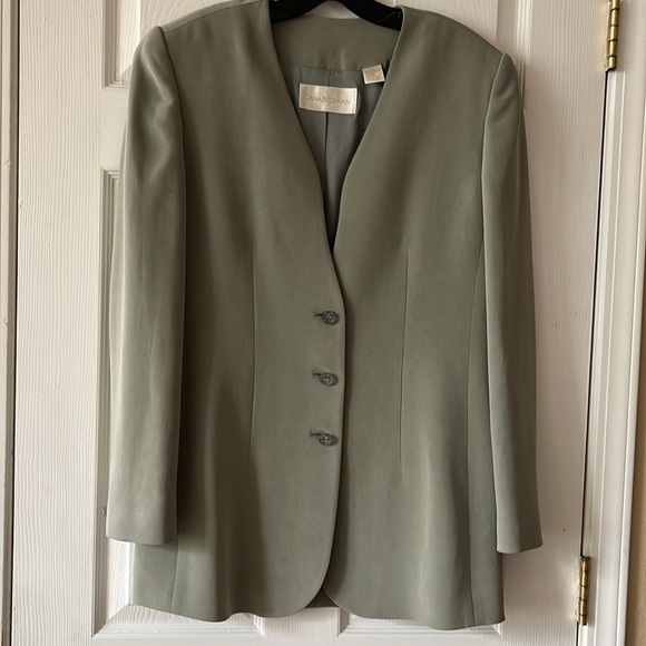 Like new Dana Buckman 2-pc silk suit sage green sz 8 basic, classic, minimalist - Picture 3 of 6